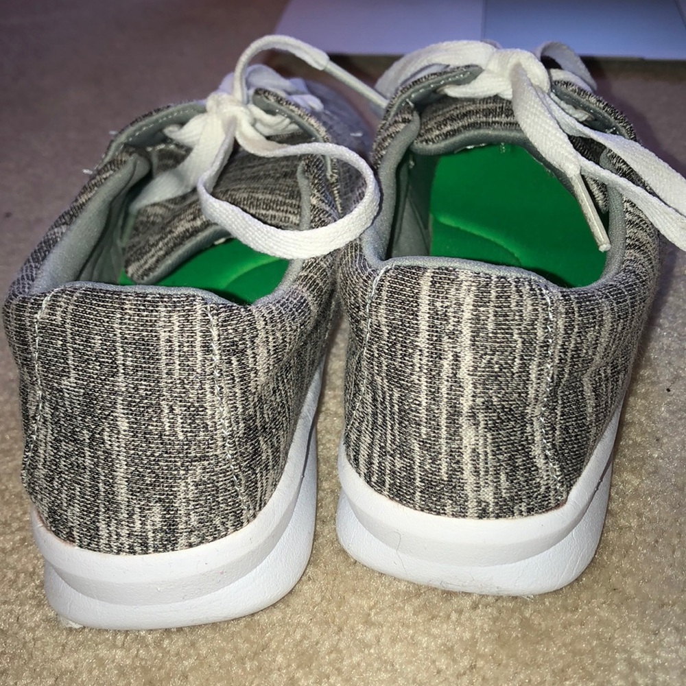 Tennis shoes - Picture 3 of 5